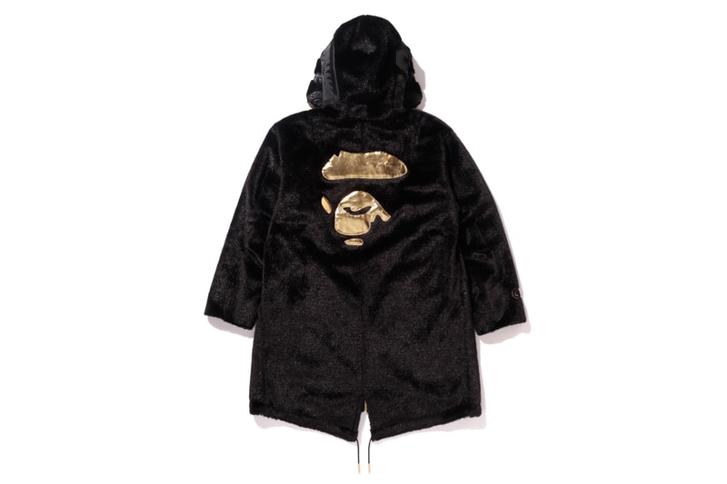 BAPE®️ が素材と製法を追求したワンランク上の新コレクション “A BATHING APE® BLACK” を発表 ブラックを基調にゴールドカラーのメタルプレートや刺繍を採用した高級感溢れる全10型 〈BAPE®️（ベイプ）〉は1月27日（土）に〈Dr. Martens（ドクターマーチン）〉とのコラボブーツのリリースを控えているが、同日にまたヘッズたちの頭を悩ませるコレクションが立ち上げを迎える。“A BATHING APE® BLACK”はブラックを基調としたデザインと、より高いクオリティの素材＆製法を追求したハイグレードなコレクションで、高級感のあるゴールドカラーのメタルプレートや刺繍を採用。フェイクファーを採用したSHARK HOODIE（シャークフーディ）のジャケット、M-51やスウェット、サングラスなど、全10型のアイテムがラインアップしており、国内での販売は『BAPE STORE® HARAJUKU』と『BAPE STORE® DMS GINZA』のみとなるようだ。  上のフォトギャラリーからアイテム一覧をチェックしたあとは、『bape.com』からプライスを確認しておこう。  また、〈BAPE®️〉は新スポーツライン〈BAPE®️ PERFORMANCE〉をローンチし、コレクター必見のゴルフヘッドカバー＆ボールセットもリリース済みなので、こちらもお買い逃しなく。