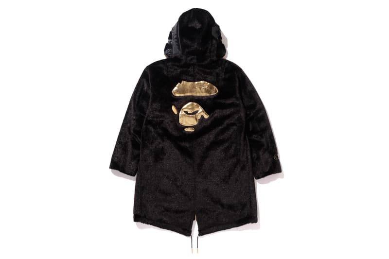 BAPE®️ が素材と製法を追求したワンランク上の新コレクション “A BATHING APE® BLACK” を発表 ブラックを基調にゴールドカラーのメタルプレートや刺繍を採用した高級感溢れる全10型 〈BAPE®️(ベイプ)〉は1月27日(土)に〈Dr. Martens(ドクターマーチン)〉とのコラボブーツのリリースを控えているが、同日にまたヘッズたちの頭を悩ませるコレクションが立ち上げを迎える。“A BATHING APE® BLACK”はブラックを基調としたデザインと、より高いクオリティの素材&製法を追求したハイグレードなコレクションで、高級感のあるゴールドカラーのメタルプレートや刺繍を採用。フェイクファーを採用したSHARK HOODIE(シャークフーディ)のジャケット、M-51やスウェット、サングラスなど、全10型のアイテムがラインアップしており、国内での販売は『BAPE STORE® HARAJUKU』と『BAPE STORE® DMS GINZA』のみとなるようだ。 上のフォトギャラリーからアイテム一覧をチェックしたあとは、『bape.com』からプライスを確認しておこう。 また、〈BAPE®️〉は新スポーツライン〈BAPE®️ PERFORMANCE〉をローンチし、コレクター必見のゴルフヘッドカバー&ボールセットもリリース済みなので、こちらもお買い逃しなく。