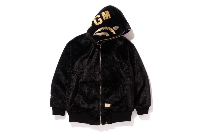 BAPE®️ が素材と製法を追求したワンランク上の新コレクション “A BATHING APE® BLACK” を発表 ブラックを基調にゴールドカラーのメタルプレートや刺繍を採用した高級感溢れる全10型 〈BAPE®️（ベイプ）〉は1月27日（土）に〈Dr. Martens（ドクターマーチン）〉とのコラボブーツのリリースを控えているが、同日にまたヘッズたちの頭を悩ませるコレクションが立ち上げを迎える。“A BATHING APE® BLACK”はブラックを基調としたデザインと、より高いクオリティの素材＆製法を追求したハイグレードなコレクションで、高級感のあるゴールドカラーのメタルプレートや刺繍を採用。フェイクファーを採用したSHARK HOODIE（シャークフーディ）のジャケット、M-51やスウェット、サングラスなど、全10型のアイテムがラインアップしており、国内での販売は『BAPE STORE® HARAJUKU』と『BAPE STORE® DMS GINZA』のみとなるようだ。  上のフォトギャラリーからアイテム一覧をチェックしたあとは、『bape.com』からプライスを確認しておこう。  また、〈BAPE®️〉は新スポーツライン〈BAPE®️ PERFORMANCE〉をローンチし、コレクター必見のゴルフヘッドカバー＆ボールセットもリリース済みなので、こちらもお買い逃しなく。