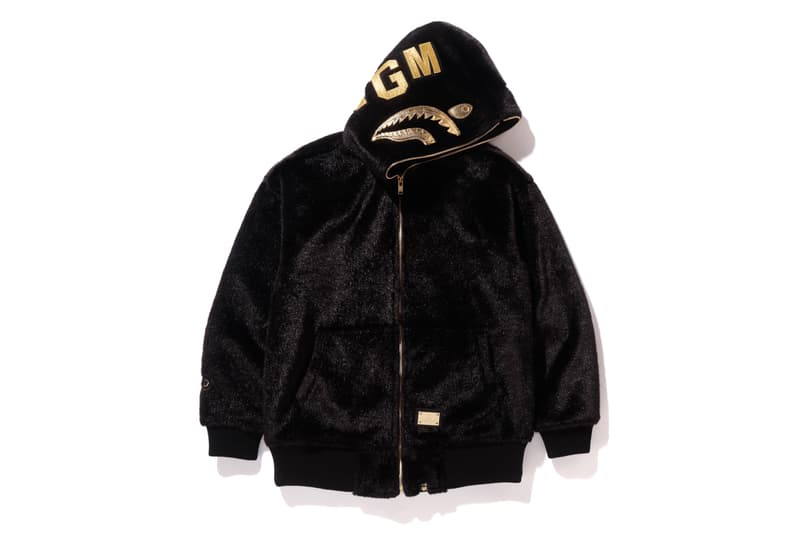 BAPE®️ が素材と製法を追求したワンランク上の新コレクション “A BATHING APE® BLACK” を発表 ブラックを基調にゴールドカラーのメタルプレートや刺繍を採用した高級感溢れる全10型 〈BAPE®️(ベイプ)〉は1月27日(土)に〈Dr. Martens(ドクターマーチン)〉とのコラボブーツのリリースを控えているが、同日にまたヘッズたちの頭を悩ませるコレクションが立ち上げを迎える。“A BATHING APE® BLACK”はブラックを基調としたデザインと、より高いクオリティの素材&製法を追求したハイグレードなコレクションで、高級感のあるゴールドカラーのメタルプレートや刺繍を採用。フェイクファーを採用したSHARK HOODIE(シャークフーディ)のジャケット、M-51やスウェット、サングラスなど、全10型のアイテムがラインアップしており、国内での販売は『BAPE STORE® HARAJUKU』と『BAPE STORE® DMS GINZA』のみとなるようだ。 上のフォトギャラリーからアイテム一覧をチェックしたあとは、『bape.com』からプライスを確認しておこう。 また、〈BAPE®️〉は新スポーツライン〈BAPE®️ PERFORMANCE〉をローンチし、コレクター必見のゴルフヘッドカバー&ボールセットもリリース済みなので、こちらもお買い逃しなく。