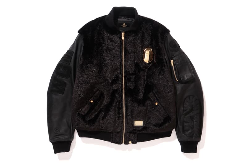 BAPE®️ が素材と製法を追求したワンランク上の新コレクション “A BATHING APE® BLACK” を発表 ブラックを基調にゴールドカラーのメタルプレートや刺繍を採用した高級感溢れる全10型 〈BAPE®️(ベイプ)〉は1月27日(土)に〈Dr. Martens(ドクターマーチン)〉とのコラボブーツのリリースを控えているが、同日にまたヘッズたちの頭を悩ませるコレクションが立ち上げを迎える。“A BATHING APE® BLACK”はブラックを基調としたデザインと、より高いクオリティの素材&製法を追求したハイグレードなコレクションで、高級感のあるゴールドカラーのメタルプレートや刺繍を採用。フェイクファーを採用したSHARK HOODIE(シャークフーディ)のジャケット、M-51やスウェット、サングラスなど、全10型のアイテムがラインアップしており、国内での販売は『BAPE STORE® HARAJUKU』と『BAPE STORE® DMS GINZA』のみとなるようだ。 上のフォトギャラリーからアイテム一覧をチェックしたあとは、『bape.com』からプライスを確認しておこう。 また、〈BAPE®️〉は新スポーツライン〈BAPE®️ PERFORMANCE〉をローンチし、コレクター必見のゴルフヘッドカバー&ボールセットもリリース済みなので、こちらもお買い逃しなく。