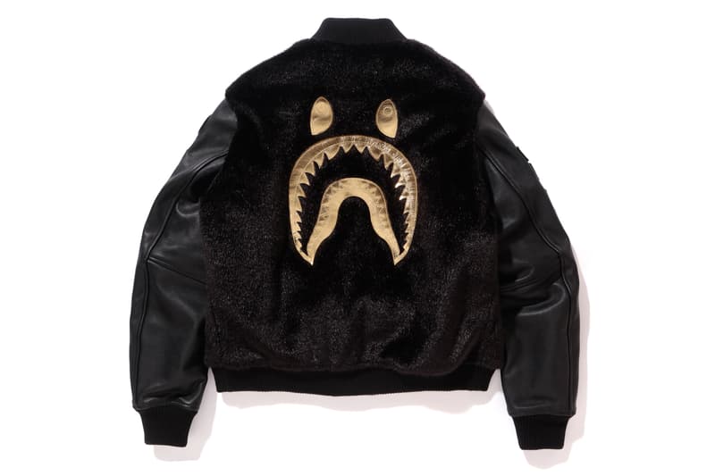 BAPE®️ が素材と製法を追求したワンランク上の新コレクション “A BATHING APE® BLACK” を発表 ブラックを基調にゴールドカラーのメタルプレートや刺繍を採用した高級感溢れる全10型 〈BAPE®️(ベイプ)〉は1月27日(土)に〈Dr. Martens(ドクターマーチン)〉とのコラボブーツのリリースを控えているが、同日にまたヘッズたちの頭を悩ませるコレクションが立ち上げを迎える。“A BATHING APE® BLACK”はブラックを基調としたデザインと、より高いクオリティの素材&製法を追求したハイグレードなコレクションで、高級感のあるゴールドカラーのメタルプレートや刺繍を採用。フェイクファーを採用したSHARK HOODIE(シャークフーディ)のジャケット、M-51やスウェット、サングラスなど、全10型のアイテムがラインアップしており、国内での販売は『BAPE STORE® HARAJUKU』と『BAPE STORE® DMS GINZA』のみとなるようだ。 上のフォトギャラリーからアイテム一覧をチェックしたあとは、『bape.com』からプライスを確認しておこう。 また、〈BAPE®️〉は新スポーツライン〈BAPE®️ PERFORMANCE〉をローンチし、コレクター必見のゴルフヘッドカバー&ボールセットもリリース済みなので、こちらもお買い逃しなく。