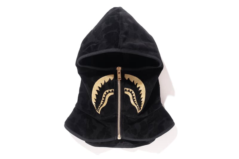 BAPE®️ が素材と製法を追求したワンランク上の新コレクション “A BATHING APE® BLACK” を発表 ブラックを基調にゴールドカラーのメタルプレートや刺繍を採用した高級感溢れる全10型 〈BAPE®️（ベイプ）〉は1月27日（土）に〈Dr. Martens（ドクターマーチン）〉とのコラボブーツのリリースを控えているが、同日にまたヘッズたちの頭を悩ませるコレクションが立ち上げを迎える。“A BATHING APE® BLACK”はブラックを基調としたデザインと、より高いクオリティの素材＆製法を追求したハイグレードなコレクションで、高級感のあるゴールドカラーのメタルプレートや刺繍を採用。フェイクファーを採用したSHARK HOODIE（シャークフーディ）のジャケット、M-51やスウェット、サングラスなど、全10型のアイテムがラインアップしており、国内での販売は『BAPE STORE® HARAJUKU』と『BAPE STORE® DMS GINZA』のみとなるようだ。  上のフォトギャラリーからアイテム一覧をチェックしたあとは、『bape.com』からプライスを確認しておこう。  また、〈BAPE®️〉は新スポーツライン〈BAPE®️ PERFORMANCE〉をローンチし、コレクター必見のゴルフヘッドカバー＆ボールセットもリリース済みなので、こちらもお買い逃しなく。