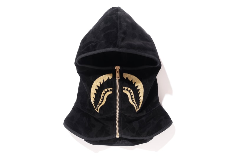 BAPE®️ が素材と製法を追求したワンランク上の新コレクション “A BATHING APE® BLACK” を発表 ブラックを基調にゴールドカラーのメタルプレートや刺繍を採用した高級感溢れる全10型 〈BAPE®️（ベイプ）〉は1月27日（土）に〈Dr. Martens（ドクターマーチン）〉とのコラボブーツのリリースを控えているが、同日にまたヘッズたちの頭を悩ませるコレクションが立ち上げを迎える。“A BATHING APE® BLACK”はブラックを基調としたデザインと、より高いクオリティの素材＆製法を追求したハイグレードなコレクションで、高級感のあるゴールドカラーのメタルプレートや刺繍を採用。フェイクファーを採用したSHARK HOODIE（シャークフーディ）のジャケット、M-51やスウェット、サングラスなど、全10型のアイテムがラインアップしており、国内での販売は『BAPE STORE® HARAJUKU』と『BAPE STORE® DMS GINZA』のみとなるようだ。  上のフォトギャラリーからアイテム一覧をチェックしたあとは、『bape.com』からプライスを確認しておこう。  また、〈BAPE®️〉は新スポーツライン〈BAPE®️ PERFORMANCE〉をローンチし、コレクター必見のゴルフヘッドカバー＆ボールセットもリリース済みなので、こちらもお買い逃しなく。