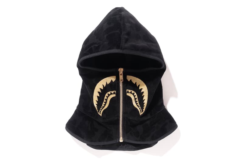 BAPE®️ が素材と製法を追求したワンランク上の新コレクション “A BATHING APE® BLACK” を発表 ブラックを基調にゴールドカラーのメタルプレートや刺繍を採用した高級感溢れる全10型 〈BAPE®️(ベイプ)〉は1月27日(土)に〈Dr. Martens(ドクターマーチン)〉とのコラボブーツのリリースを控えているが、同日にまたヘッズたちの頭を悩ませるコレクションが立ち上げを迎える。“A BATHING APE® BLACK”はブラックを基調としたデザインと、より高いクオリティの素材&製法を追求したハイグレードなコレクションで、高級感のあるゴールドカラーのメタルプレートや刺繍を採用。フェイクファーを採用したSHARK HOODIE(シャークフーディ)のジャケット、M-51やスウェット、サングラスなど、全10型のアイテムがラインアップしており、国内での販売は『BAPE STORE® HARAJUKU』と『BAPE STORE® DMS GINZA』のみとなるようだ。 上のフォトギャラリーからアイテム一覧をチェックしたあとは、『bape.com』からプライスを確認しておこう。 また、〈BAPE®️〉は新スポーツライン〈BAPE®️ PERFORMANCE〉をローンチし、コレクター必見のゴルフヘッドカバー&ボールセットもリリース済みなので、こちらもお買い逃しなく。