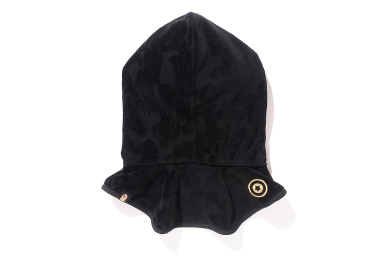 BAPE®️ が素材と製法を追求したワンランク上の新コレクション “A BATHING APE® BLACK” を発表 ブラックを基調にゴールドカラーのメタルプレートや刺繍を採用した高級感溢れる全10型 〈BAPE®️(ベイプ)〉は1月27日(土)に〈Dr. Martens(ドクターマーチン)〉とのコラボブーツのリリースを控えているが、同日にまたヘッズたちの頭を悩ませるコレクションが立ち上げを迎える。“A BATHING APE® BLACK”はブラックを基調としたデザインと、より高いクオリティの素材&製法を追求したハイグレードなコレクションで、高級感のあるゴールドカラーのメタルプレートや刺繍を採用。フェイクファーを採用したSHARK HOODIE(シャークフーディ)のジャケット、M-51やスウェット、サングラスなど、全10型のアイテムがラインアップしており、国内での販売は『BAPE STORE® HARAJUKU』と『BAPE STORE® DMS GINZA』のみとなるようだ。 上のフォトギャラリーからアイテム一覧をチェックしたあとは、『bape.com』からプライスを確認しておこう。 また、〈BAPE®️〉は新スポーツライン〈BAPE®️ PERFORMANCE〉をローンチし、コレクター必見のゴルフヘッドカバー&ボールセットもリリース済みなので、こちらもお買い逃しなく。