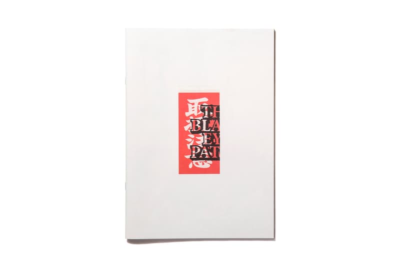 BlackEyePatch の ZINE『stacks』にフックしたポップアップが開催決定 舞台となる『ビームスT 原宿』では『stacks』に参加したアーティストの作品の展示販売とともに別注アイテムも発売 ヒップホップをはじめとする様々なカルチャー的背景を持ち、“東京”をテーマとしたアパレル展開をはじめ、様々な活動を行っている〈BlackEyePatch(ブラックアイパッチ)〉。昨年は、ストリート発のブランドとして「Amazon Fashion」主催の“AT TOKYO”にも参加したことでも脚光を浴びたが、その〈BlackEyePatch〉が『ビームスT 原宿』でポップアップを開催する。 昨年末に同レーベルがリリースしたZINE2冊のうち、世界各国のアーティストのアートワークをオムニバス形式で収録した『stacks Issue 1』をテーマとした本展では、参加アーティストの作品の展示販売に加え、彼らのアートワークをパーカやTシャツ、ロンT、キャップに落とし込んだ別注アイテムを発売されるとのことだ。 ありふれたアートTシャツとは一線を画し、ストリート色もしっかりと押し出されたコレクションは購入の価値あり。会期は1月26日(金)~2月4日(日)となっているので、お近くの際は是非、足を運んでみてはいかがだろうか。参加アーティストの一覧は、こちらから。 あわせて、『stacks Issue 1』とともにリリースされ、グレート・ザ・歌舞伎町をフィーチャーした一冊『RED EYE BLACK CAT』も今一度プレイバックしておこう。