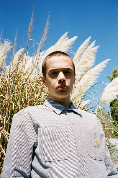 Carhartt WIP よりシグネチャーアイテムを現代的に再解釈した2018年春夏ルックブックが到着 ワーク、スポーツ、ストリートなど多種多様なジャンルを掛け合わせた最新アイテムが勢揃い Gosha Rubchinskiy ゴーシャ・ラブチンスキー Tolia Titaev トリア・ティタエヴ PACCBET ラスベート Carhartt WIP カーハート WIP ワーク ミリタリー ストリート チェアコート 総柄シャツ 迷彩柄パンツ フーディ バケットハット HYPEBEAST ハイプビースト