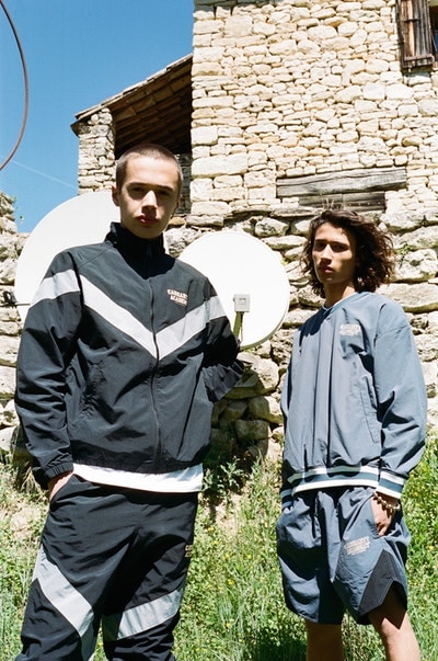 Carhartt WIP よりシグネチャーアイテムを現代的に再解釈した2018年春夏ルックブックが到着 ワーク、スポーツ、ストリートなど多種多様なジャンルを掛け合わせた最新アイテムが勢揃い Gosha Rubchinskiy ゴーシャ・ラブチンスキー Tolia Titaev トリア・ティタエヴ PACCBET ラスベート Carhartt WIP カーハート WIP ワーク ミリタリー ストリート チェアコート 総柄シャツ 迷彩柄パンツ フーディ バケットハット HYPEBEAST ハイプビースト