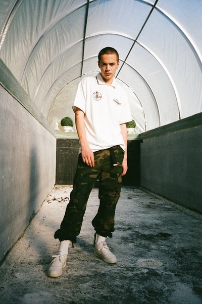 Carhartt WIP よりシグネチャーアイテムを現代的に再解釈した2018年春夏ルックブックが到着 ワーク、スポーツ、ストリートなど多種多様なジャンルを掛け合わせた最新アイテムが勢揃い Gosha Rubchinskiy ゴーシャ・ラブチンスキー Tolia Titaev トリア・ティタエヴ PACCBET ラスベート Carhartt WIP カーハート WIP ワーク ミリタリー ストリート チェアコート 総柄シャツ 迷彩柄パンツ フーディ バケットハット HYPEBEAST ハイプビースト