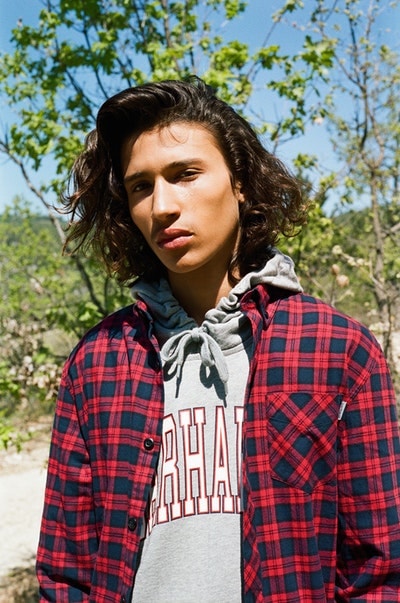 Carhartt WIP よりシグネチャーアイテムを現代的に再解釈した2018年春夏ルックブックが到着 ワーク、スポーツ、ストリートなど多種多様なジャンルを掛け合わせた最新アイテムが勢揃い Gosha Rubchinskiy ゴーシャ・ラブチンスキー Tolia Titaev トリア・ティタエヴ PACCBET ラスベート Carhartt WIP カーハート WIP ワーク ミリタリー ストリート チェアコート 総柄シャツ 迷彩柄パンツ フーディ バケットハット HYPEBEAST ハイプビースト