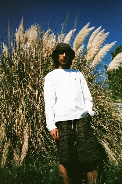 Carhartt WIP よりシグネチャーアイテムを現代的に再解釈した2018年春夏ルックブックが到着 ワーク、スポーツ、ストリートなど多種多様なジャンルを掛け合わせた最新アイテムが勢揃い Gosha Rubchinskiy ゴーシャ・ラブチンスキー Tolia Titaev トリア・ティタエヴ PACCBET ラスベート Carhartt WIP カーハート WIP ワーク ミリタリー ストリート チェアコート 総柄シャツ 迷彩柄パンツ フーディ バケットハット HYPEBEAST ハイプビースト