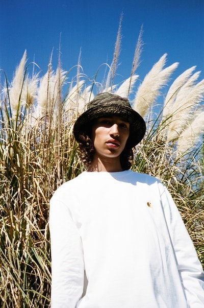 Carhartt WIP よりシグネチャーアイテムを現代的に再解釈した2018年春夏ルックブックが到着 ワーク、スポーツ、ストリートなど多種多様なジャンルを掛け合わせた最新アイテムが勢揃い Gosha Rubchinskiy ゴーシャ・ラブチンスキー Tolia Titaev トリア・ティタエヴ PACCBET ラスベート Carhartt WIP カーハート WIP ワーク ミリタリー ストリート チェアコート 総柄シャツ 迷彩柄パンツ フーディ バケットハット HYPEBEAST ハイプビースト