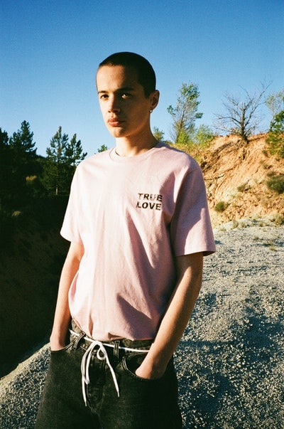 Carhartt WIP よりシグネチャーアイテムを現代的に再解釈した2018年春夏ルックブックが到着 ワーク、スポーツ、ストリートなど多種多様なジャンルを掛け合わせた最新アイテムが勢揃い Gosha Rubchinskiy ゴーシャ・ラブチンスキー Tolia Titaev トリア・ティタエヴ PACCBET ラスベート Carhartt WIP カーハート WIP ワーク ミリタリー ストリート チェアコート 総柄シャツ 迷彩柄パンツ フーディ バケットハット HYPEBEAST ハイプビースト