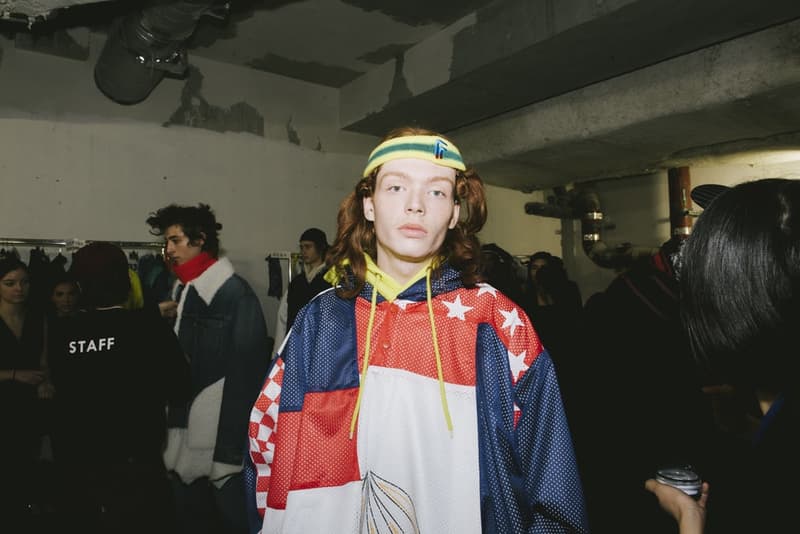 FACETASM の“本気”が垣間見得た2018年秋冬コレクションのバックステージに潜入 落合宏理が「ターニングポイントであり、パリで最も重要なショー」と形容したコレクションの舞台裏に迫る 〈FACETASM（ファセッタズム）〉が2018年秋冬のパリファッションウィーク・メンズに参戦。今回で4度目のパリ上陸になるが、デザイナーの落合宏理はいつも以上に“本気”だった。今季のテーマは、“Emotion”。「感情そのものを表現したかったんです。僕たちにとって4度目のパリですが、確かに過去にはいいショーもありました。でも、僕たちはそれに満足してなくて」。そんな情熱が詰まった最新コレクションは、ベースボールシャツやハイキングブーツといった王道をアイテムが、彼の前衛的パンクの審美眼で昇華された。 また、「今季はFACETASMにとってのターニングポイントであり、パリで最も重要なショーだったんです。僕はルールを壊して純粋に良いショーを作り上げたいと思っていました」と語る落合氏だが、この2018年秋冬は“生地/素材”に大きな幅を感じた人も多いことだろう。同氏はこれについて「今回のテーマであるEmotionと関連づけて、素材の様々な一面を見せたかったんです」と説明。複数の素材ではなく、素材の様々な一面とは、着用時にできるシワや洗濯による縮みといった我々も日常的に体感しているリアルなものと捉えればスッと理解できるのではないだろうか。 〈FACETASM〉は今回の成功を受けて、どこに向かうのだろうか。今後について質問すると、「何も」とシンプルかつ等身大な一言が帰ってきた。そんな落合氏が全力で挑んだランウェイの舞台裏を是非、上のフォトギャラリーから覗いてみてほしい。 2018年秋冬のパリファッションウィーク・メンズに関するその他のニュースは、こちらからどうぞ。