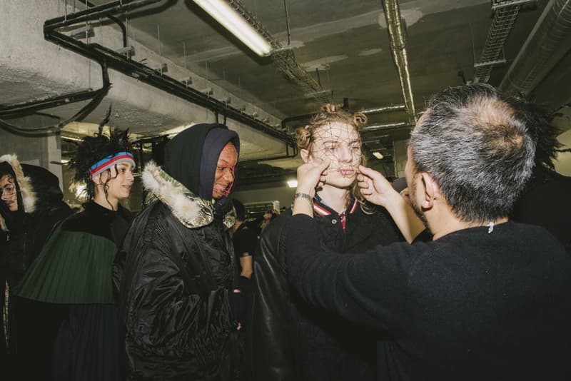 FACETASM の“本気”が垣間見得た2018年秋冬コレクションのバックステージに潜入 落合宏理が「ターニングポイントであり、パリで最も重要なショー」と形容したコレクションの舞台裏に迫る 〈FACETASM（ファセッタズム）〉が2018年秋冬のパリファッションウィーク・メンズに参戦。今回で4度目のパリ上陸になるが、デザイナーの落合宏理はいつも以上に“本気”だった。今季のテーマは、“Emotion”。「感情そのものを表現したかったんです。僕たちにとって4度目のパリですが、確かに過去にはいいショーもありました。でも、僕たちはそれに満足してなくて」。そんな情熱が詰まった最新コレクションは、ベースボールシャツやハイキングブーツといった王道をアイテムが、彼の前衛的パンクの審美眼で昇華された。 また、「今季はFACETASMにとってのターニングポイントであり、パリで最も重要なショーだったんです。僕はルールを壊して純粋に良いショーを作り上げたいと思っていました」と語る落合氏だが、この2018年秋冬は“生地/素材”に大きな幅を感じた人も多いことだろう。同氏はこれについて「今回のテーマであるEmotionと関連づけて、素材の様々な一面を見せたかったんです」と説明。複数の素材ではなく、素材の様々な一面とは、着用時にできるシワや洗濯による縮みといった我々も日常的に体感しているリアルなものと捉えればスッと理解できるのではないだろうか。 〈FACETASM〉は今回の成功を受けて、どこに向かうのだろうか。今後について質問すると、「何も」とシンプルかつ等身大な一言が帰ってきた。そんな落合氏が全力で挑んだランウェイの舞台裏を是非、上のフォトギャラリーから覗いてみてほしい。 2018年秋冬のパリファッションウィーク・メンズに関するその他のニュースは、こちらからどうぞ。