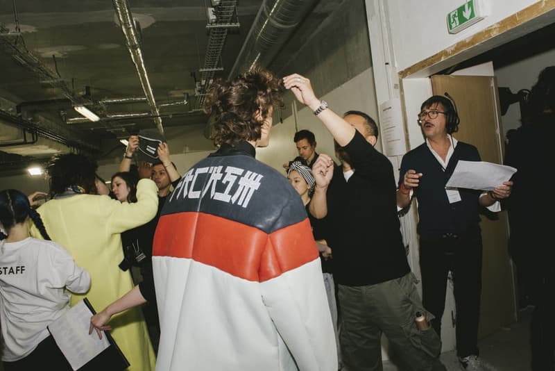 FACETASM の“本気”が垣間見得た2018年秋冬コレクションのバックステージに潜入 落合宏理が「ターニングポイントであり、パリで最も重要なショー」と形容したコレクションの舞台裏に迫る 〈FACETASM（ファセッタズム）〉が2018年秋冬のパリファッションウィーク・メンズに参戦。今回で4度目のパリ上陸になるが、デザイナーの落合宏理はいつも以上に“本気”だった。今季のテーマは、“Emotion”。「感情そのものを表現したかったんです。僕たちにとって4度目のパリですが、確かに過去にはいいショーもありました。でも、僕たちはそれに満足してなくて」。そんな情熱が詰まった最新コレクションは、ベースボールシャツやハイキングブーツといった王道をアイテムが、彼の前衛的パンクの審美眼で昇華された。 また、「今季はFACETASMにとってのターニングポイントであり、パリで最も重要なショーだったんです。僕はルールを壊して純粋に良いショーを作り上げたいと思っていました」と語る落合氏だが、この2018年秋冬は“生地/素材”に大きな幅を感じた人も多いことだろう。同氏はこれについて「今回のテーマであるEmotionと関連づけて、素材の様々な一面を見せたかったんです」と説明。複数の素材ではなく、素材の様々な一面とは、着用時にできるシワや洗濯による縮みといった我々も日常的に体感しているリアルなものと捉えればスッと理解できるのではないだろうか。 〈FACETASM〉は今回の成功を受けて、どこに向かうのだろうか。今後について質問すると、「何も」とシンプルかつ等身大な一言が帰ってきた。そんな落合氏が全力で挑んだランウェイの舞台裏を是非、上のフォトギャラリーから覗いてみてほしい。 2018年秋冬のパリファッションウィーク・メンズに関するその他のニュースは、こちらからどうぞ。