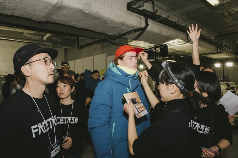 FACETASM の“本気”が垣間見得た2018年秋冬コレクションのバックステージに潜入 落合宏理が「ターニングポイントであり、パリで最も重要なショー」と形容したコレクションの舞台裏に迫る 〈FACETASM（ファセッタズム）〉が2018年秋冬のパリファッションウィーク・メンズに参戦。今回で4度目のパリ上陸になるが、デザイナーの落合宏理はいつも以上に“本気”だった。今季のテーマは、“Emotion”。「感情そのものを表現したかったんです。僕たちにとって4度目のパリですが、確かに過去にはいいショーもありました。でも、僕たちはそれに満足してなくて」。そんな情熱が詰まった最新コレクションは、ベースボールシャツやハイキングブーツといった王道をアイテムが、彼の前衛的パンクの審美眼で昇華された。 また、「今季はFACETASMにとってのターニングポイントであり、パリで最も重要なショーだったんです。僕はルールを壊して純粋に良いショーを作り上げたいと思っていました」と語る落合氏だが、この2018年秋冬は“生地/素材”に大きな幅を感じた人も多いことだろう。同氏はこれについて「今回のテーマであるEmotionと関連づけて、素材の様々な一面を見せたかったんです」と説明。複数の素材ではなく、素材の様々な一面とは、着用時にできるシワや洗濯による縮みといった我々も日常的に体感しているリアルなものと捉えればスッと理解できるのではないだろうか。 〈FACETASM〉は今回の成功を受けて、どこに向かうのだろうか。今後について質問すると、「何も」とシンプルかつ等身大な一言が帰ってきた。そんな落合氏が全力で挑んだランウェイの舞台裏を是非、上のフォトギャラリーから覗いてみてほしい。 2018年秋冬のパリファッションウィーク・メンズに関するその他のニュースは、こちらからどうぞ。