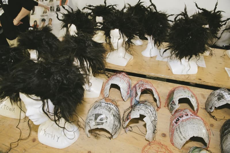 FACETASM の“本気”が垣間見得た2018年秋冬コレクションのバックステージに潜入 落合宏理が「ターニングポイントであり、パリで最も重要なショー」と形容したコレクションの舞台裏に迫る 〈FACETASM（ファセッタズム）〉が2018年秋冬のパリファッションウィーク・メンズに参戦。今回で4度目のパリ上陸になるが、デザイナーの落合宏理はいつも以上に“本気”だった。今季のテーマは、“Emotion”。「感情そのものを表現したかったんです。僕たちにとって4度目のパリですが、確かに過去にはいいショーもありました。でも、僕たちはそれに満足してなくて」。そんな情熱が詰まった最新コレクションは、ベースボールシャツやハイキングブーツといった王道をアイテムが、彼の前衛的パンクの審美眼で昇華された。 また、「今季はFACETASMにとってのターニングポイントであり、パリで最も重要なショーだったんです。僕はルールを壊して純粋に良いショーを作り上げたいと思っていました」と語る落合氏だが、この2018年秋冬は“生地/素材”に大きな幅を感じた人も多いことだろう。同氏はこれについて「今回のテーマであるEmotionと関連づけて、素材の様々な一面を見せたかったんです」と説明。複数の素材ではなく、素材の様々な一面とは、着用時にできるシワや洗濯による縮みといった我々も日常的に体感しているリアルなものと捉えればスッと理解できるのではないだろうか。 〈FACETASM〉は今回の成功を受けて、どこに向かうのだろうか。今後について質問すると、「何も」とシンプルかつ等身大な一言が帰ってきた。そんな落合氏が全力で挑んだランウェイの舞台裏を是非、上のフォトギャラリーから覗いてみてほしい。 2018年秋冬のパリファッションウィーク・メンズに関するその他のニュースは、こちらからどうぞ。