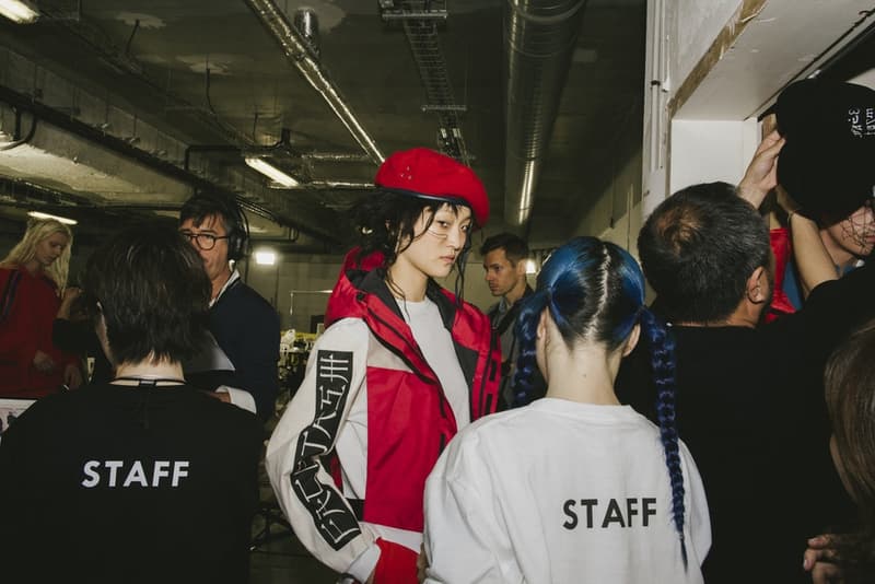 FACETASM の“本気”が垣間見得た2018年秋冬コレクションのバックステージに潜入 落合宏理が「ターニングポイントであり、パリで最も重要なショー」と形容したコレクションの舞台裏に迫る 〈FACETASM（ファセッタズム）〉が2018年秋冬のパリファッションウィーク・メンズに参戦。今回で4度目のパリ上陸になるが、デザイナーの落合宏理はいつも以上に“本気”だった。今季のテーマは、“Emotion”。「感情そのものを表現したかったんです。僕たちにとって4度目のパリですが、確かに過去にはいいショーもありました。でも、僕たちはそれに満足してなくて」。そんな情熱が詰まった最新コレクションは、ベースボールシャツやハイキングブーツといった王道をアイテムが、彼の前衛的パンクの審美眼で昇華された。 また、「今季はFACETASMにとってのターニングポイントであり、パリで最も重要なショーだったんです。僕はルールを壊して純粋に良いショーを作り上げたいと思っていました」と語る落合氏だが、この2018年秋冬は“生地/素材”に大きな幅を感じた人も多いことだろう。同氏はこれについて「今回のテーマであるEmotionと関連づけて、素材の様々な一面を見せたかったんです」と説明。複数の素材ではなく、素材の様々な一面とは、着用時にできるシワや洗濯による縮みといった我々も日常的に体感しているリアルなものと捉えればスッと理解できるのではないだろうか。 〈FACETASM〉は今回の成功を受けて、どこに向かうのだろうか。今後について質問すると、「何も」とシンプルかつ等身大な一言が帰ってきた。そんな落合氏が全力で挑んだランウェイの舞台裏を是非、上のフォトギャラリーから覗いてみてほしい。 2018年秋冬のパリファッションウィーク・メンズに関するその他のニュースは、こちらからどうぞ。