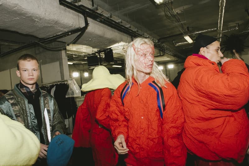FACETASM の“本気”が垣間見得た2018年秋冬コレクションのバックステージに潜入 落合宏理が「ターニングポイントであり、パリで最も重要なショー」と形容したコレクションの舞台裏に迫る 〈FACETASM（ファセッタズム）〉が2018年秋冬のパリファッションウィーク・メンズに参戦。今回で4度目のパリ上陸になるが、デザイナーの落合宏理はいつも以上に“本気”だった。今季のテーマは、“Emotion”。「感情そのものを表現したかったんです。僕たちにとって4度目のパリですが、確かに過去にはいいショーもありました。でも、僕たちはそれに満足してなくて」。そんな情熱が詰まった最新コレクションは、ベースボールシャツやハイキングブーツといった王道をアイテムが、彼の前衛的パンクの審美眼で昇華された。 また、「今季はFACETASMにとってのターニングポイントであり、パリで最も重要なショーだったんです。僕はルールを壊して純粋に良いショーを作り上げたいと思っていました」と語る落合氏だが、この2018年秋冬は“生地/素材”に大きな幅を感じた人も多いことだろう。同氏はこれについて「今回のテーマであるEmotionと関連づけて、素材の様々な一面を見せたかったんです」と説明。複数の素材ではなく、素材の様々な一面とは、着用時にできるシワや洗濯による縮みといった我々も日常的に体感しているリアルなものと捉えればスッと理解できるのではないだろうか。 〈FACETASM〉は今回の成功を受けて、どこに向かうのだろうか。今後について質問すると、「何も」とシンプルかつ等身大な一言が帰ってきた。そんな落合氏が全力で挑んだランウェイの舞台裏を是非、上のフォトギャラリーから覗いてみてほしい。 2018年秋冬のパリファッションウィーク・メンズに関するその他のニュースは、こちらからどうぞ。