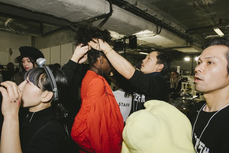 FACETASM の“本気”が垣間見得た2018年秋冬コレクションのバックステージに潜入 落合宏理が「ターニングポイントであり、パリで最も重要なショー」と形容したコレクションの舞台裏に迫る 〈FACETASM（ファセッタズム）〉が2018年秋冬のパリファッションウィーク・メンズに参戦。今回で4度目のパリ上陸になるが、デザイナーの落合宏理はいつも以上に“本気”だった。今季のテーマは、“Emotion”。「感情そのものを表現したかったんです。僕たちにとって4度目のパリですが、確かに過去にはいいショーもありました。でも、僕たちはそれに満足してなくて」。そんな情熱が詰まった最新コレクションは、ベースボールシャツやハイキングブーツといった王道をアイテムが、彼の前衛的パンクの審美眼で昇華された。 また、「今季はFACETASMにとってのターニングポイントであり、パリで最も重要なショーだったんです。僕はルールを壊して純粋に良いショーを作り上げたいと思っていました」と語る落合氏だが、この2018年秋冬は“生地/素材”に大きな幅を感じた人も多いことだろう。同氏はこれについて「今回のテーマであるEmotionと関連づけて、素材の様々な一面を見せたかったんです」と説明。複数の素材ではなく、素材の様々な一面とは、着用時にできるシワや洗濯による縮みといった我々も日常的に体感しているリアルなものと捉えればスッと理解できるのではないだろうか。 〈FACETASM〉は今回の成功を受けて、どこに向かうのだろうか。今後について質問すると、「何も」とシンプルかつ等身大な一言が帰ってきた。そんな落合氏が全力で挑んだランウェイの舞台裏を是非、上のフォトギャラリーから覗いてみてほしい。 2018年秋冬のパリファッションウィーク・メンズに関するその他のニュースは、こちらからどうぞ。