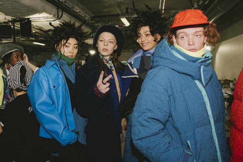 FACETASM の“本気”が垣間見得た2018年秋冬コレクションのバックステージに潜入 落合宏理が「ターニングポイントであり、パリで最も重要なショー」と形容したコレクションの舞台裏に迫る 〈FACETASM（ファセッタズム）〉が2018年秋冬のパリファッションウィーク・メンズに参戦。今回で4度目のパリ上陸になるが、デザイナーの落合宏理はいつも以上に“本気”だった。今季のテーマは、“Emotion”。「感情そのものを表現したかったんです。僕たちにとって4度目のパリですが、確かに過去にはいいショーもありました。でも、僕たちはそれに満足してなくて」。そんな情熱が詰まった最新コレクションは、ベースボールシャツやハイキングブーツといった王道をアイテムが、彼の前衛的パンクの審美眼で昇華された。 また、「今季はFACETASMにとってのターニングポイントであり、パリで最も重要なショーだったんです。僕はルールを壊して純粋に良いショーを作り上げたいと思っていました」と語る落合氏だが、この2018年秋冬は“生地/素材”に大きな幅を感じた人も多いことだろう。同氏はこれについて「今回のテーマであるEmotionと関連づけて、素材の様々な一面を見せたかったんです」と説明。複数の素材ではなく、素材の様々な一面とは、着用時にできるシワや洗濯による縮みといった我々も日常的に体感しているリアルなものと捉えればスッと理解できるのではないだろうか。 〈FACETASM〉は今回の成功を受けて、どこに向かうのだろうか。今後について質問すると、「何も」とシンプルかつ等身大な一言が帰ってきた。そんな落合氏が全力で挑んだランウェイの舞台裏を是非、上のフォトギャラリーから覗いてみてほしい。 2018年秋冬のパリファッションウィーク・メンズに関するその他のニュースは、こちらからどうぞ。