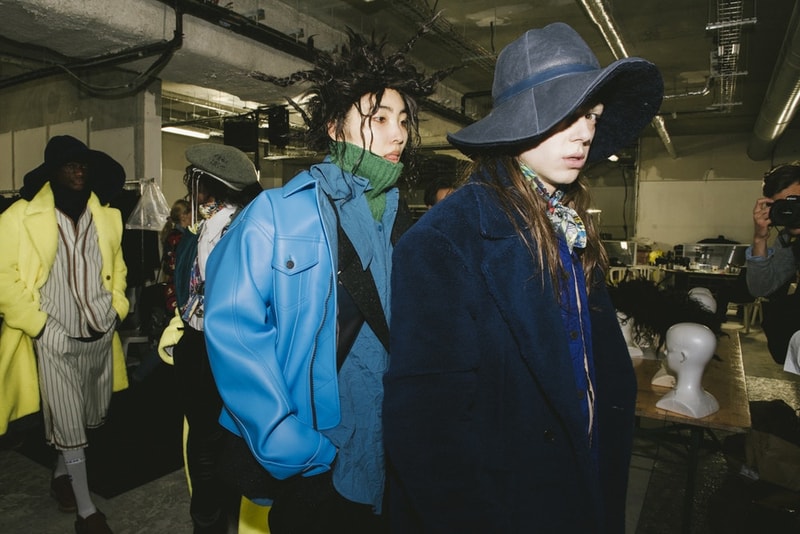 FACETASM の“本気”が垣間見得た2018年秋冬コレクションのバックステージに潜入 落合宏理が「ターニングポイントであり、パリで最も重要なショー」と形容したコレクションの舞台裏に迫る 〈FACETASM（ファセッタズム）〉が2018年秋冬のパリファッションウィーク・メンズに参戦。今回で4度目のパリ上陸になるが、デザイナーの落合宏理はいつも以上に“本気”だった。今季のテーマは、“Emotion”。「感情そのものを表現したかったんです。僕たちにとって4度目のパリですが、確かに過去にはいいショーもありました。でも、僕たちはそれに満足してなくて」。そんな情熱が詰まった最新コレクションは、ベースボールシャツやハイキングブーツといった王道をアイテムが、彼の前衛的パンクの審美眼で昇華された。 また、「今季はFACETASMにとってのターニングポイントであり、パリで最も重要なショーだったんです。僕はルールを壊して純粋に良いショーを作り上げたいと思っていました」と語る落合氏だが、この2018年秋冬は“生地/素材”に大きな幅を感じた人も多いことだろう。同氏はこれについて「今回のテーマであるEmotionと関連づけて、素材の様々な一面を見せたかったんです」と説明。複数の素材ではなく、素材の様々な一面とは、着用時にできるシワや洗濯による縮みといった我々も日常的に体感しているリアルなものと捉えればスッと理解できるのではないだろうか。 〈FACETASM〉は今回の成功を受けて、どこに向かうのだろうか。今後について質問すると、「何も」とシンプルかつ等身大な一言が帰ってきた。そんな落合氏が全力で挑んだランウェイの舞台裏を是非、上のフォトギャラリーから覗いてみてほしい。 2018年秋冬のパリファッションウィーク・メンズに関するその他のニュースは、こちらからどうぞ。