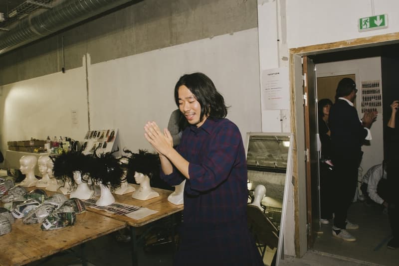 FACETASM の“本気”が垣間見得た2018年秋冬コレクションのバックステージに潜入 落合宏理が「ターニングポイントであり、パリで最も重要なショー」と形容したコレクションの舞台裏に迫る 〈FACETASM（ファセッタズム）〉が2018年秋冬のパリファッションウィーク・メンズに参戦。今回で4度目のパリ上陸になるが、デザイナーの落合宏理はいつも以上に“本気”だった。今季のテーマは、“Emotion”。「感情そのものを表現したかったんです。僕たちにとって4度目のパリですが、確かに過去にはいいショーもありました。でも、僕たちはそれに満足してなくて」。そんな情熱が詰まった最新コレクションは、ベースボールシャツやハイキングブーツといった王道をアイテムが、彼の前衛的パンクの審美眼で昇華された。 また、「今季はFACETASMにとってのターニングポイントであり、パリで最も重要なショーだったんです。僕はルールを壊して純粋に良いショーを作り上げたいと思っていました」と語る落合氏だが、この2018年秋冬は“生地/素材”に大きな幅を感じた人も多いことだろう。同氏はこれについて「今回のテーマであるEmotionと関連づけて、素材の様々な一面を見せたかったんです」と説明。複数の素材ではなく、素材の様々な一面とは、着用時にできるシワや洗濯による縮みといった我々も日常的に体感しているリアルなものと捉えればスッと理解できるのではないだろうか。 〈FACETASM〉は今回の成功を受けて、どこに向かうのだろうか。今後について質問すると、「何も」とシンプルかつ等身大な一言が帰ってきた。そんな落合氏が全力で挑んだランウェイの舞台裏を是非、上のフォトギャラリーから覗いてみてほしい。 2018年秋冬のパリファッションウィーク・メンズに関するその他のニュースは、こちらからどうぞ。