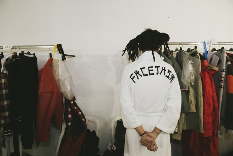 FACETASM の“本気”が垣間見得た2018年秋冬コレクションのバックステージに潜入 落合宏理が「ターニングポイントであり、パリで最も重要なショー」と形容したコレクションの舞台裏に迫る 〈FACETASM（ファセッタズム）〉が2018年秋冬のパリファッションウィーク・メンズに参戦。今回で4度目のパリ上陸になるが、デザイナーの落合宏理はいつも以上に“本気”だった。今季のテーマは、“Emotion”。「感情そのものを表現したかったんです。僕たちにとって4度目のパリですが、確かに過去にはいいショーもありました。でも、僕たちはそれに満足してなくて」。そんな情熱が詰まった最新コレクションは、ベースボールシャツやハイキングブーツといった王道をアイテムが、彼の前衛的パンクの審美眼で昇華された。 また、「今季はFACETASMにとってのターニングポイントであり、パリで最も重要なショーだったんです。僕はルールを壊して純粋に良いショーを作り上げたいと思っていました」と語る落合氏だが、この2018年秋冬は“生地/素材”に大きな幅を感じた人も多いことだろう。同氏はこれについて「今回のテーマであるEmotionと関連づけて、素材の様々な一面を見せたかったんです」と説明。複数の素材ではなく、素材の様々な一面とは、着用時にできるシワや洗濯による縮みといった我々も日常的に体感しているリアルなものと捉えればスッと理解できるのではないだろうか。 〈FACETASM〉は今回の成功を受けて、どこに向かうのだろうか。今後について質問すると、「何も」とシンプルかつ等身大な一言が帰ってきた。そんな落合氏が全力で挑んだランウェイの舞台裏を是非、上のフォトギャラリーから覗いてみてほしい。 2018年秋冬のパリファッションウィーク・メンズに関するその他のニュースは、こちらからどうぞ。