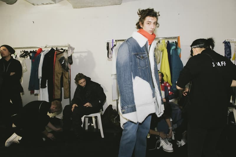 FACETASM の“本気”が垣間見得た2018年秋冬コレクションのバックステージに潜入 落合宏理が「ターニングポイントであり、パリで最も重要なショー」と形容したコレクションの舞台裏に迫る 〈FACETASM（ファセッタズム）〉が2018年秋冬のパリファッションウィーク・メンズに参戦。今回で4度目のパリ上陸になるが、デザイナーの落合宏理はいつも以上に“本気”だった。今季のテーマは、“Emotion”。「感情そのものを表現したかったんです。僕たちにとって4度目のパリですが、確かに過去にはいいショーもありました。でも、僕たちはそれに満足してなくて」。そんな情熱が詰まった最新コレクションは、ベースボールシャツやハイキングブーツといった王道をアイテムが、彼の前衛的パンクの審美眼で昇華された。 また、「今季はFACETASMにとってのターニングポイントであり、パリで最も重要なショーだったんです。僕はルールを壊して純粋に良いショーを作り上げたいと思っていました」と語る落合氏だが、この2018年秋冬は“生地/素材”に大きな幅を感じた人も多いことだろう。同氏はこれについて「今回のテーマであるEmotionと関連づけて、素材の様々な一面を見せたかったんです」と説明。複数の素材ではなく、素材の様々な一面とは、着用時にできるシワや洗濯による縮みといった我々も日常的に体感しているリアルなものと捉えればスッと理解できるのではないだろうか。 〈FACETASM〉は今回の成功を受けて、どこに向かうのだろうか。今後について質問すると、「何も」とシンプルかつ等身大な一言が帰ってきた。そんな落合氏が全力で挑んだランウェイの舞台裏を是非、上のフォトギャラリーから覗いてみてほしい。 2018年秋冬のパリファッションウィーク・メンズに関するその他のニュースは、こちらからどうぞ。