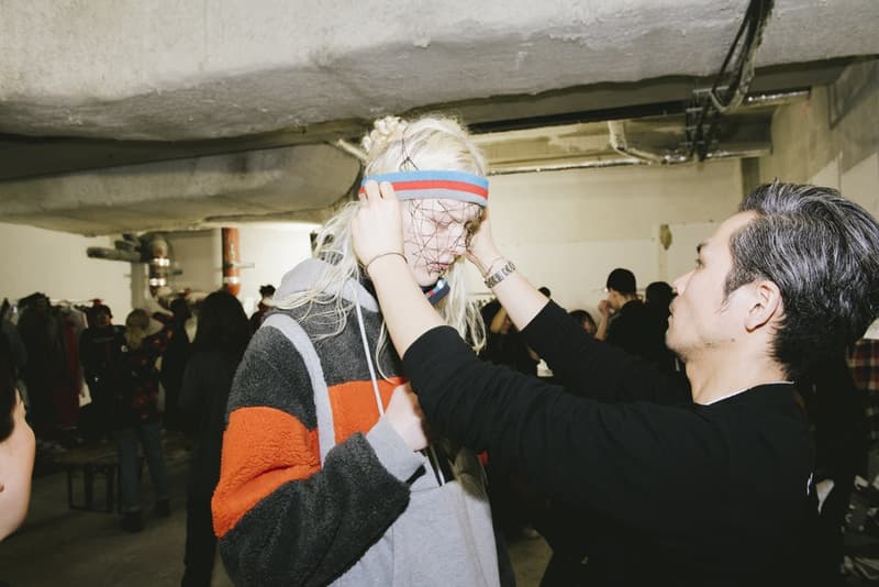 FACETASM の“本気”が垣間見得た2018年秋冬コレクションのバックステージに潜入 落合宏理が「ターニングポイントであり、パリで最も重要なショー」と形容したコレクションの舞台裏に迫る 〈FACETASM（ファセッタズム）〉が2018年秋冬のパリファッションウィーク・メンズに参戦。今回で4度目のパリ上陸になるが、デザイナーの落合宏理はいつも以上に“本気”だった。今季のテーマは、“Emotion”。「感情そのものを表現したかったんです。僕たちにとって4度目のパリですが、確かに過去にはいいショーもありました。でも、僕たちはそれに満足してなくて」。そんな情熱が詰まった最新コレクションは、ベースボールシャツやハイキングブーツといった王道をアイテムが、彼の前衛的パンクの審美眼で昇華された。 また、「今季はFACETASMにとってのターニングポイントであり、パリで最も重要なショーだったんです。僕はルールを壊して純粋に良いショーを作り上げたいと思っていました」と語る落合氏だが、この2018年秋冬は“生地/素材”に大きな幅を感じた人も多いことだろう。同氏はこれについて「今回のテーマであるEmotionと関連づけて、素材の様々な一面を見せたかったんです」と説明。複数の素材ではなく、素材の様々な一面とは、着用時にできるシワや洗濯による縮みといった我々も日常的に体感しているリアルなものと捉えればスッと理解できるのではないだろうか。 〈FACETASM〉は今回の成功を受けて、どこに向かうのだろうか。今後について質問すると、「何も」とシンプルかつ等身大な一言が帰ってきた。そんな落合氏が全力で挑んだランウェイの舞台裏を是非、上のフォトギャラリーから覗いてみてほしい。 2018年秋冬のパリファッションウィーク・メンズに関するその他のニュースは、こちらからどうぞ。