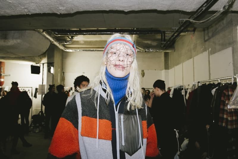 FACETASM の“本気”が垣間見得た2018年秋冬コレクションのバックステージに潜入 落合宏理が「ターニングポイントであり、パリで最も重要なショー」と形容したコレクションの舞台裏に迫る 〈FACETASM（ファセッタズム）〉が2018年秋冬のパリファッションウィーク・メンズに参戦。今回で4度目のパリ上陸になるが、デザイナーの落合宏理はいつも以上に“本気”だった。今季のテーマは、“Emotion”。「感情そのものを表現したかったんです。僕たちにとって4度目のパリですが、確かに過去にはいいショーもありました。でも、僕たちはそれに満足してなくて」。そんな情熱が詰まった最新コレクションは、ベースボールシャツやハイキングブーツといった王道をアイテムが、彼の前衛的パンクの審美眼で昇華された。 また、「今季はFACETASMにとってのターニングポイントであり、パリで最も重要なショーだったんです。僕はルールを壊して純粋に良いショーを作り上げたいと思っていました」と語る落合氏だが、この2018年秋冬は“生地/素材”に大きな幅を感じた人も多いことだろう。同氏はこれについて「今回のテーマであるEmotionと関連づけて、素材の様々な一面を見せたかったんです」と説明。複数の素材ではなく、素材の様々な一面とは、着用時にできるシワや洗濯による縮みといった我々も日常的に体感しているリアルなものと捉えればスッと理解できるのではないだろうか。 〈FACETASM〉は今回の成功を受けて、どこに向かうのだろうか。今後について質問すると、「何も」とシンプルかつ等身大な一言が帰ってきた。そんな落合氏が全力で挑んだランウェイの舞台裏を是非、上のフォトギャラリーから覗いてみてほしい。 2018年秋冬のパリファッションウィーク・メンズに関するその他のニュースは、こちらからどうぞ。