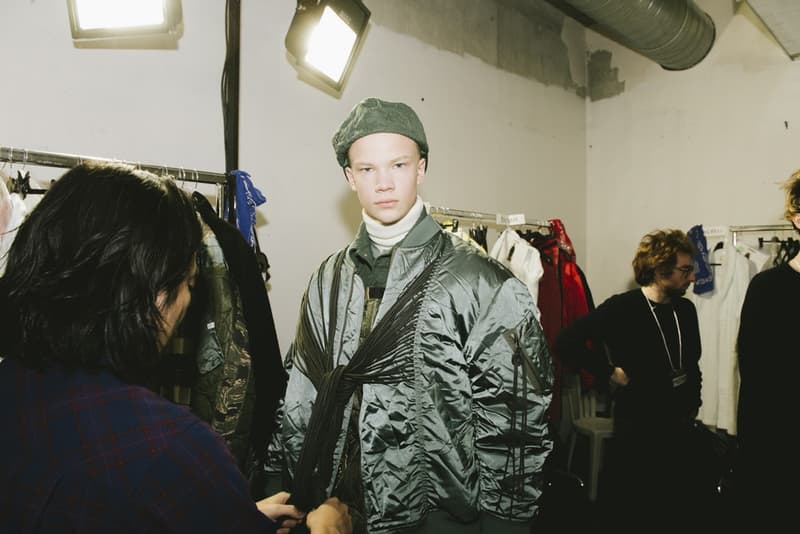 FACETASM の“本気”が垣間見得た2018年秋冬コレクションのバックステージに潜入 落合宏理が「ターニングポイントであり、パリで最も重要なショー」と形容したコレクションの舞台裏に迫る 〈FACETASM（ファセッタズム）〉が2018年秋冬のパリファッションウィーク・メンズに参戦。今回で4度目のパリ上陸になるが、デザイナーの落合宏理はいつも以上に“本気”だった。今季のテーマは、“Emotion”。「感情そのものを表現したかったんです。僕たちにとって4度目のパリですが、確かに過去にはいいショーもありました。でも、僕たちはそれに満足してなくて」。そんな情熱が詰まった最新コレクションは、ベースボールシャツやハイキングブーツといった王道をアイテムが、彼の前衛的パンクの審美眼で昇華された。 また、「今季はFACETASMにとってのターニングポイントであり、パリで最も重要なショーだったんです。僕はルールを壊して純粋に良いショーを作り上げたいと思っていました」と語る落合氏だが、この2018年秋冬は“生地/素材”に大きな幅を感じた人も多いことだろう。同氏はこれについて「今回のテーマであるEmotionと関連づけて、素材の様々な一面を見せたかったんです」と説明。複数の素材ではなく、素材の様々な一面とは、着用時にできるシワや洗濯による縮みといった我々も日常的に体感しているリアルなものと捉えればスッと理解できるのではないだろうか。 〈FACETASM〉は今回の成功を受けて、どこに向かうのだろうか。今後について質問すると、「何も」とシンプルかつ等身大な一言が帰ってきた。そんな落合氏が全力で挑んだランウェイの舞台裏を是非、上のフォトギャラリーから覗いてみてほしい。 2018年秋冬のパリファッションウィーク・メンズに関するその他のニュースは、こちらからどうぞ。