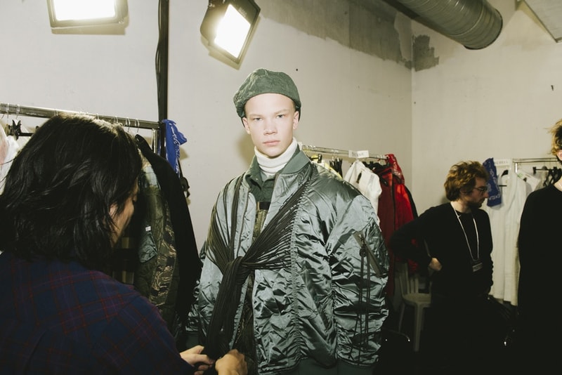 FACETASM の“本気”が垣間見得た2018年秋冬コレクションのバックステージに潜入 落合宏理が「ターニングポイントであり、パリで最も重要なショー」と形容したコレクションの舞台裏に迫る 〈FACETASM（ファセッタズム）〉が2018年秋冬のパリファッションウィーク・メンズに参戦。今回で4度目のパリ上陸になるが、デザイナーの落合宏理はいつも以上に“本気”だった。今季のテーマは、“Emotion”。「感情そのものを表現したかったんです。僕たちにとって4度目のパリですが、確かに過去にはいいショーもありました。でも、僕たちはそれに満足してなくて」。そんな情熱が詰まった最新コレクションは、ベースボールシャツやハイキングブーツといった王道をアイテムが、彼の前衛的パンクの審美眼で昇華された。 また、「今季はFACETASMにとってのターニングポイントであり、パリで最も重要なショーだったんです。僕はルールを壊して純粋に良いショーを作り上げたいと思っていました」と語る落合氏だが、この2018年秋冬は“生地/素材”に大きな幅を感じた人も多いことだろう。同氏はこれについて「今回のテーマであるEmotionと関連づけて、素材の様々な一面を見せたかったんです」と説明。複数の素材ではなく、素材の様々な一面とは、着用時にできるシワや洗濯による縮みといった我々も日常的に体感しているリアルなものと捉えればスッと理解できるのではないだろうか。 〈FACETASM〉は今回の成功を受けて、どこに向かうのだろうか。今後について質問すると、「何も」とシンプルかつ等身大な一言が帰ってきた。そんな落合氏が全力で挑んだランウェイの舞台裏を是非、上のフォトギャラリーから覗いてみてほしい。 2018年秋冬のパリファッションウィーク・メンズに関するその他のニュースは、こちらからどうぞ。