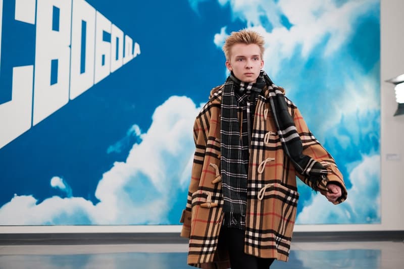 独自のスタイルにミリタリー要素を掛け合わせた Gosha Rubchinskiy 2018年秋冬コレクションを一挙プレイバック トレンドを色濃く反映したスタイルのみならずロシアヘッズたちの髪型や表情にも注目 ロシア エカテリンブルク Gosha Rubchinskiy ゴーシャ ラブチンスキー Burberry バーバリー Levi’s®︎ リーバイス Dr.Martens ドクターマーチン adidas アディダス ドロップショルダー オーバーサイズ コート類 スウェット カラーブロッキング フライトジャケット ワークシャツ HYPEBEAST ハイプビースト