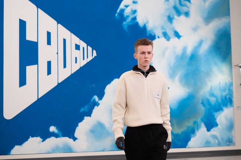 独自のスタイルにミリタリー要素を掛け合わせた Gosha Rubchinskiy 2018年秋冬コレクションを一挙プレイバック トレンドを色濃く反映したスタイルのみならずロシアヘッズたちの髪型や表情にも注目 ロシア エカテリンブルク Gosha Rubchinskiy ゴーシャ ラブチンスキー Burberry バーバリー Levi’s®︎ リーバイス Dr.Martens ドクターマーチン adidas アディダス ドロップショルダー オーバーサイズ コート類 スウェット カラーブロッキング フライトジャケット ワークシャツ HYPEBEAST ハイプビースト