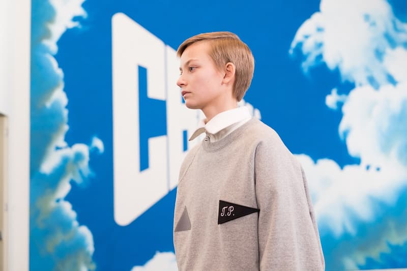独自のスタイルにミリタリー要素を掛け合わせた Gosha Rubchinskiy 2018年秋冬コレクションを一挙プレイバック トレンドを色濃く反映したスタイルのみならずロシアヘッズたちの髪型や表情にも注目 ロシア エカテリンブルク Gosha Rubchinskiy ゴーシャ ラブチンスキー Burberry バーバリー Levi’s®︎ リーバイス Dr.Martens ドクターマーチン adidas アディダス ドロップショルダー オーバーサイズ コート類 スウェット カラーブロッキング フライトジャケット ワークシャツ HYPEBEAST ハイプビースト