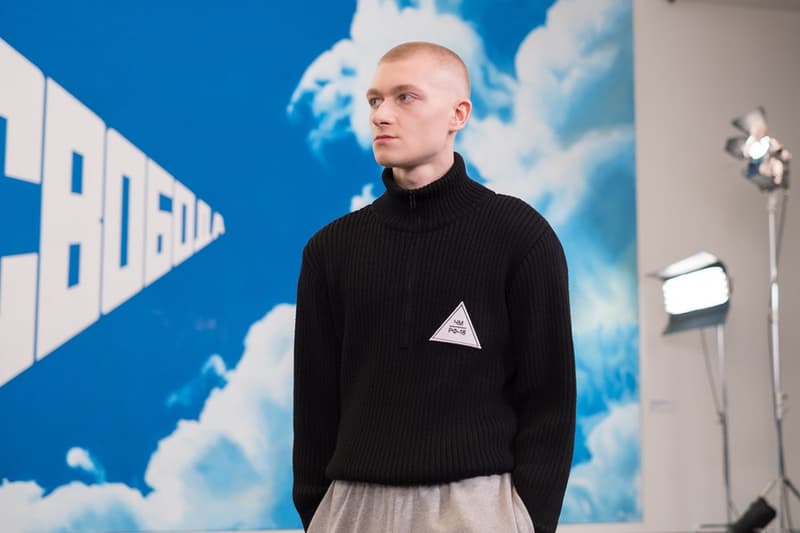 独自のスタイルにミリタリー要素を掛け合わせた Gosha Rubchinskiy 2018年秋冬コレクションを一挙プレイバック トレンドを色濃く反映したスタイルのみならずロシアヘッズたちの髪型や表情にも注目 ロシア エカテリンブルク Gosha Rubchinskiy ゴーシャ ラブチンスキー Burberry バーバリー Levi’s®︎ リーバイス Dr.Martens ドクターマーチン adidas アディダス ドロップショルダー オーバーサイズ コート類 スウェット カラーブロッキング フライトジャケット ワークシャツ HYPEBEAST ハイプビースト