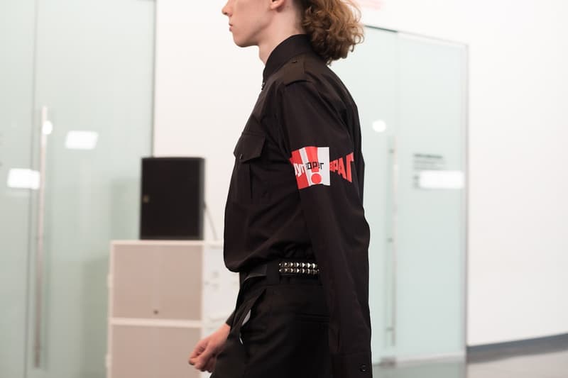 独自のスタイルにミリタリー要素を掛け合わせた Gosha Rubchinskiy 2018年秋冬コレクションを一挙プレイバック トレンドを色濃く反映したスタイルのみならずロシアヘッズたちの髪型や表情にも注目 ロシア エカテリンブルク Gosha Rubchinskiy ゴーシャ ラブチンスキー Burberry バーバリー Levi’s®︎ リーバイス Dr.Martens ドクターマーチン adidas アディダス ドロップショルダー オーバーサイズ コート類 スウェット カラーブロッキング フライトジャケット ワークシャツ HYPEBEAST ハイプビースト