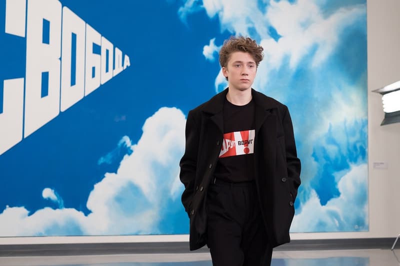 独自のスタイルにミリタリー要素を掛け合わせた Gosha Rubchinskiy 2018年秋冬コレクションを一挙プレイバック トレンドを色濃く反映したスタイルのみならずロシアヘッズたちの髪型や表情にも注目 ロシア エカテリンブルク Gosha Rubchinskiy ゴーシャ ラブチンスキー Burberry バーバリー Levi’s®︎ リーバイス Dr.Martens ドクターマーチン adidas アディダス ドロップショルダー オーバーサイズ コート類 スウェット カラーブロッキング フライトジャケット ワークシャツ HYPEBEAST ハイプビースト