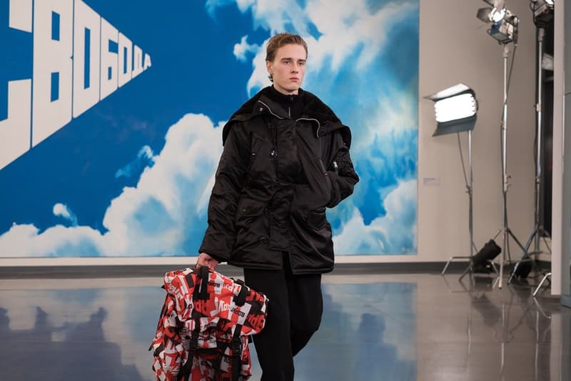 独自のスタイルにミリタリー要素を掛け合わせた Gosha Rubchinskiy 2018年秋冬コレクションを一挙プレイバック トレンドを色濃く反映したスタイルのみならずロシアヘッズたちの髪型や表情にも注目 ロシア エカテリンブルク Gosha Rubchinskiy ゴーシャ ラブチンスキー Burberry バーバリー Levi’s®︎ リーバイス Dr.Martens ドクターマーチン adidas アディダス ドロップショルダー オーバーサイズ コート類 スウェット カラーブロッキング フライトジャケット ワークシャツ HYPEBEAST ハイプビースト