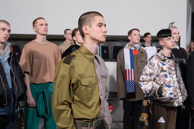独自のスタイルにミリタリー要素を掛け合わせた Gosha Rubchinskiy 2018年秋冬コレクションを一挙プレイバック トレンドを色濃く反映したスタイルのみならずロシアヘッズたちの髪型や表情にも注目 ロシア エカテリンブルク Gosha Rubchinskiy ゴーシャ ラブチンスキー Burberry バーバリー Levi’s®︎ リーバイス Dr.Martens ドクターマーチン adidas アディダス ドロップショルダー オーバーサイズ コート類 スウェット カラーブロッキング フライトジャケット ワークシャツ HYPEBEAST ハイプビースト