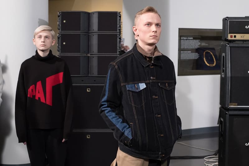 独自のスタイルにミリタリー要素を掛け合わせた Gosha Rubchinskiy 2018年秋冬コレクションを一挙プレイバック トレンドを色濃く反映したスタイルのみならずロシアヘッズたちの髪型や表情にも注目 ロシア エカテリンブルク Gosha Rubchinskiy ゴーシャ ラブチンスキー Burberry バーバリー Levi’s®︎ リーバイス Dr.Martens ドクターマーチン adidas アディダス ドロップショルダー オーバーサイズ コート類 スウェット カラーブロッキング フライトジャケット ワークシャツ HYPEBEAST ハイプビースト
