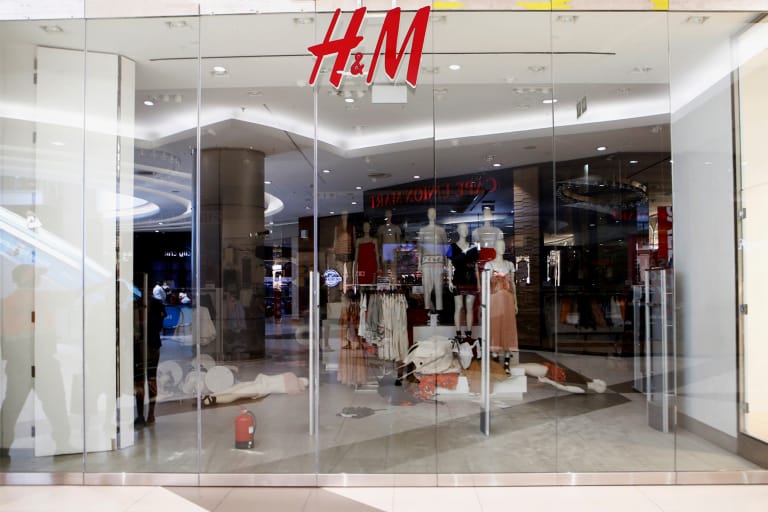人種差別的と批判の声が止まない H&M が南アフリカの全店舗を一時的に閉鎖