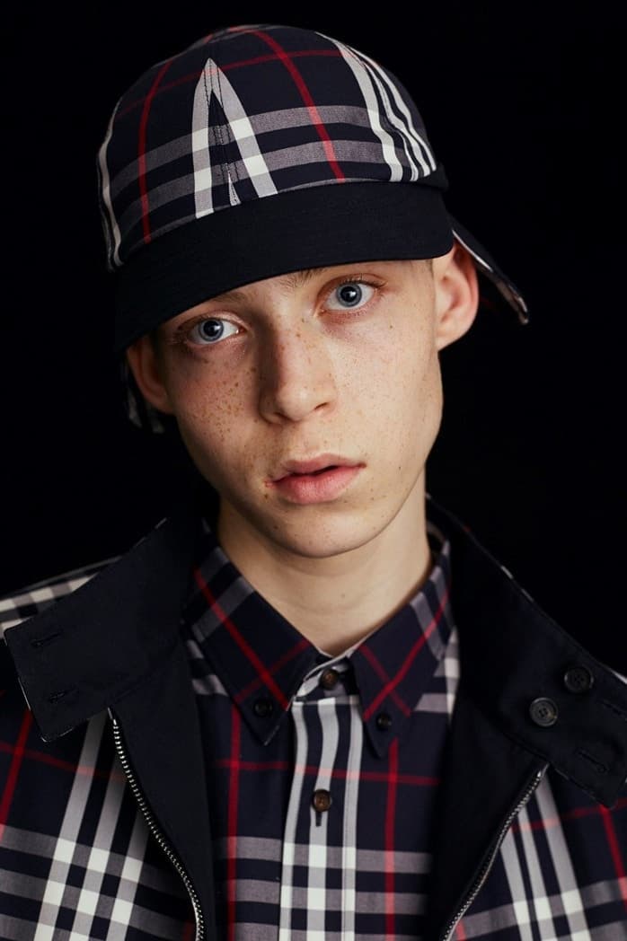 90年代のスタイルをオマージュした Gosha Rubchinskiy x Burberry による2018年春夏ルックブックが到着 古典的なアイテムをストリートの視点で再解釈した新境地のコラボウェアは必見 ハウスチェック トレンチコート カーコート キャップ バケットハット HYPEBEAST ハイプビースト