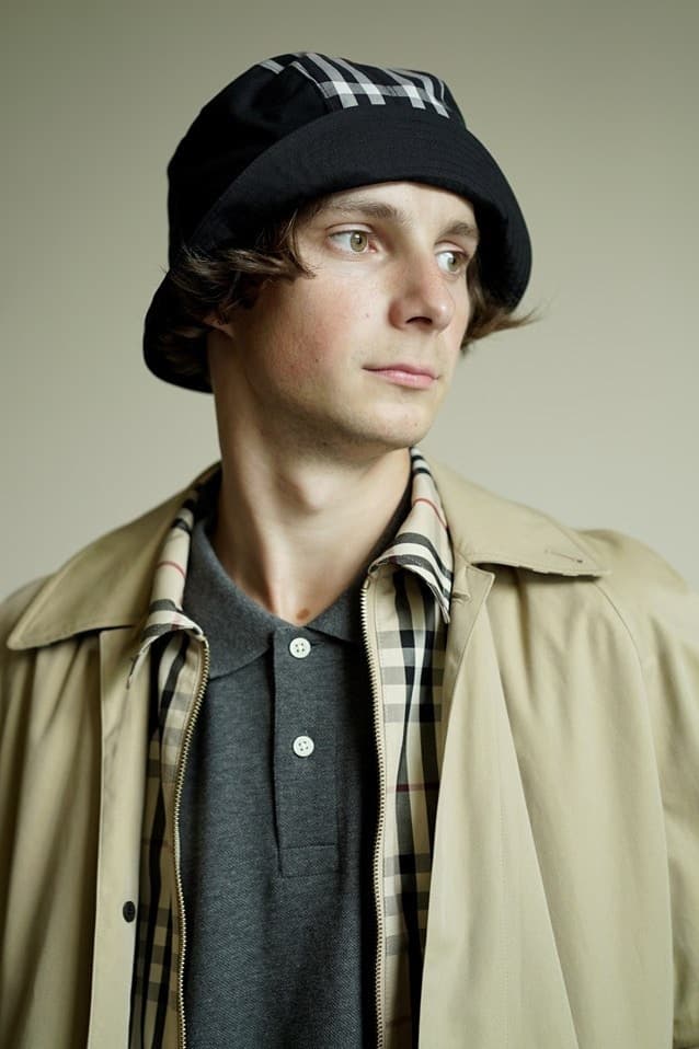 90年代のスタイルをオマージュした Gosha Rubchinskiy x Burberry による2018年春夏ルックブックが到着 古典的なアイテムをストリートの視点で再解釈した新境地のコラボウェアは必見 ハウスチェック トレンチコート カーコート キャップ バケットハット HYPEBEAST ハイプビースト
