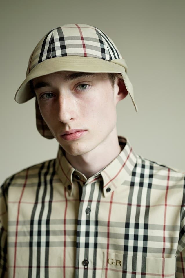 90年代のスタイルをオマージュした Gosha Rubchinskiy x Burberry による2018年春夏ルックブックが到着 古典的なアイテムをストリートの視点で再解釈した新境地のコラボウェアは必見 ハウスチェック トレンチコート カーコート キャップ バケットハット HYPEBEAST ハイプビースト