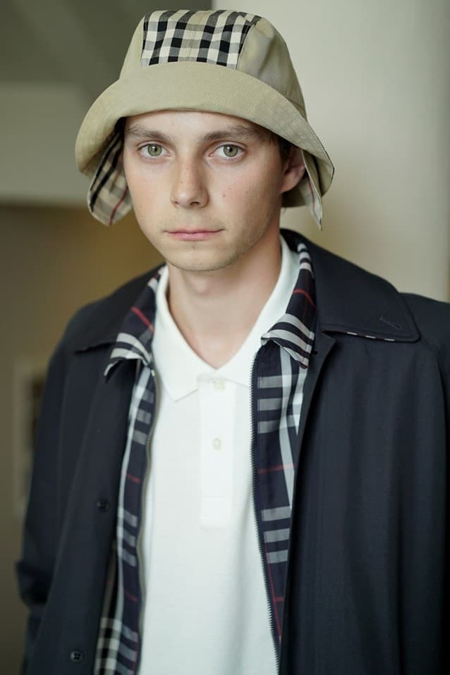 90年代のスタイルをオマージュした Gosha Rubchinskiy x Burberry による2018年春夏ルックブックが到着 古典的なアイテムをストリートの視点で再解釈した新境地のコラボウェアは必見 ハウスチェック トレンチコート カーコート キャップ バケットハット HYPEBEAST ハイプビースト