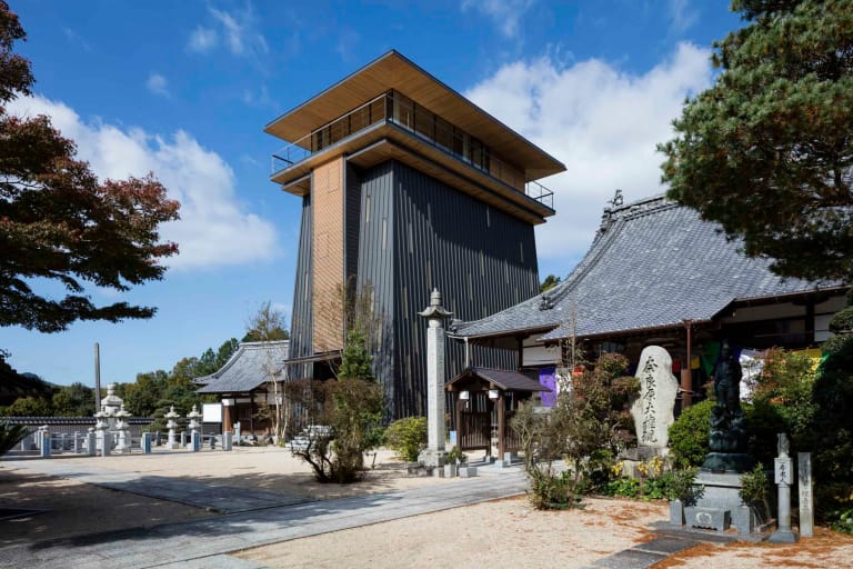 歴史ある愛媛県今治市の光林寺に昨年竣工した位牌堂の建築をチェック